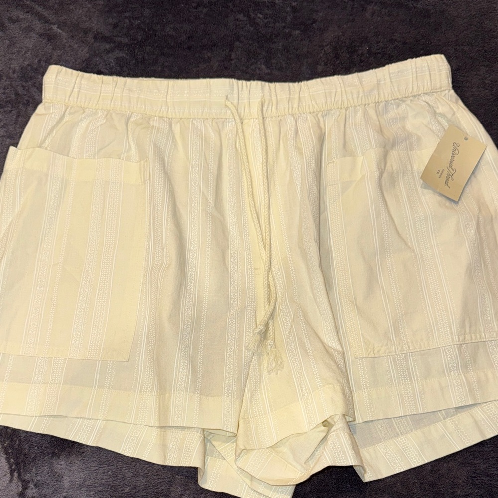 Universal Thread Beige Women's Cargo Shorts